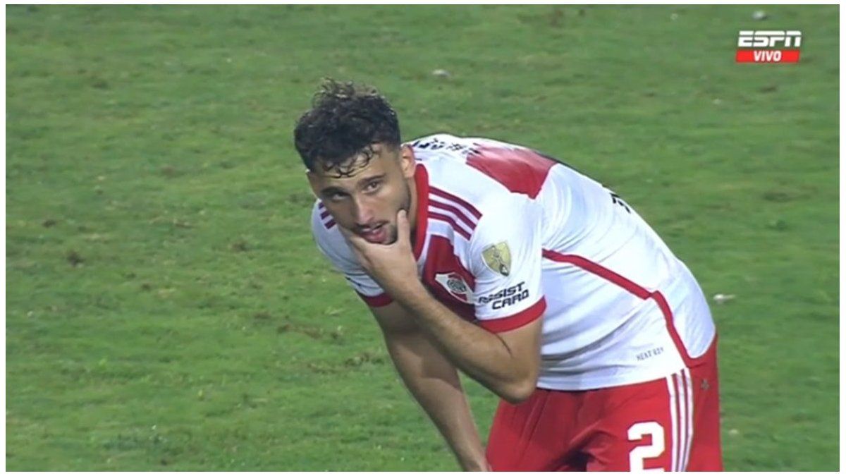 The aftereffects on Boselli’s face from the hit he suffered in River’s goal