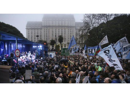 Miles de personas se movilizaron contra las nuevas reglamentaciones de las FFAA