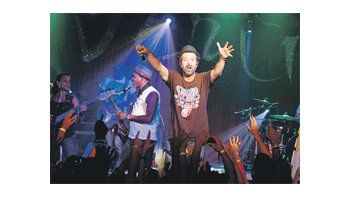 Pau Donés y su banda Jarabedepalo: “Si una canción es capaz de emocionar a más de 10 personas, entonces ya es una canción popular”.