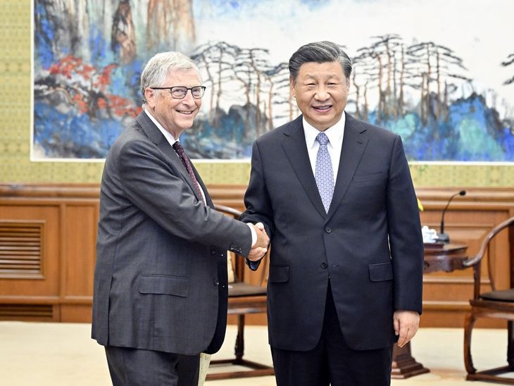Gates y Xi Jinping se reunieron en 2023, siendo el primer empresario de EEUU en visitar el gigante asiático tras la pandemia. Gates y Xi Jinping se reunieron en 2023, siendo el primer empresario de EEUU en visitar el gigante asiático tras la pandemia.