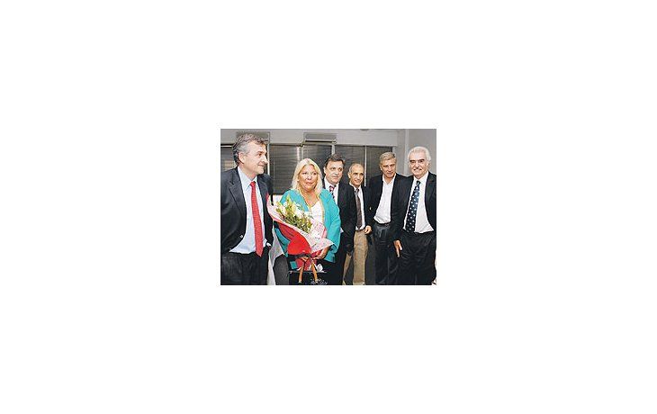 ámbito.com | Flores para Lilita en su alma máter, la UCR. La recibió, acompañada de Enrique Olivera (der.),la cúpula partidaria que integran, entre otros, Gerardo Morales, Mario Negri y Oscar Aguad.