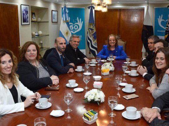 Alberto Fernández junto a la gobernadora de Santa Cruz, Alicia Kirchner.