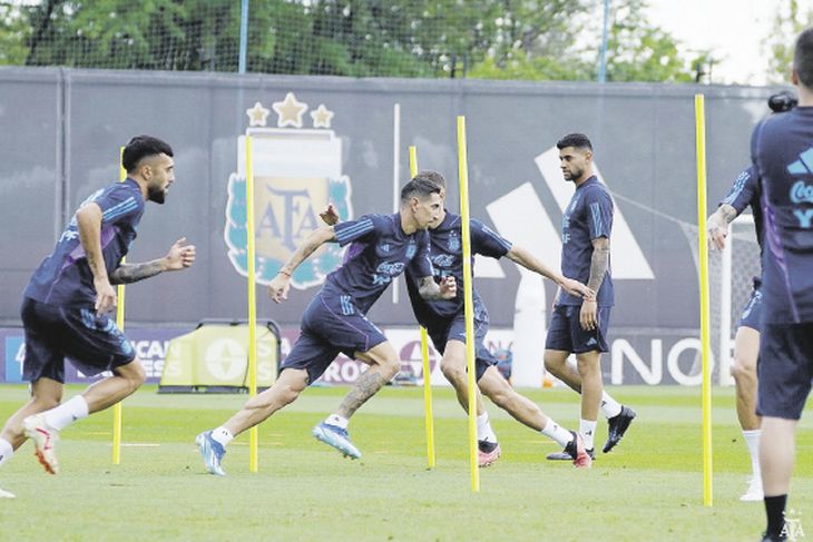 mano a mano. Nico González y Di María en primer plano, durante la última práctica. El jugador de Fiorentina (exArgentinos) ganaría la pulseada. mano a mano. Nico González y Di María en primer plano, durante la última práctica. El jugador de Fiorentina (exArgentinos) ganaría la pulseada.