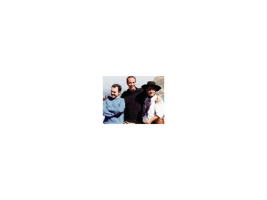 Carlos Sorín (izq.) junto a sus actores