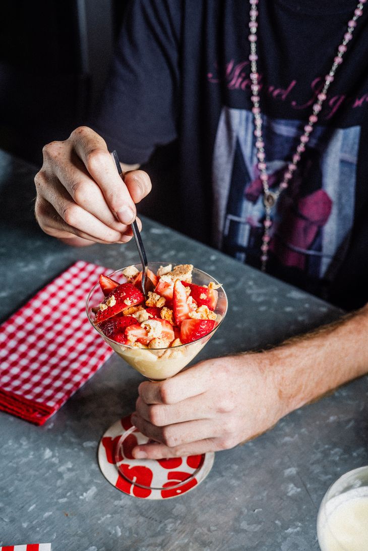 Un dulce final con una crema liviana y frutillas frescas.