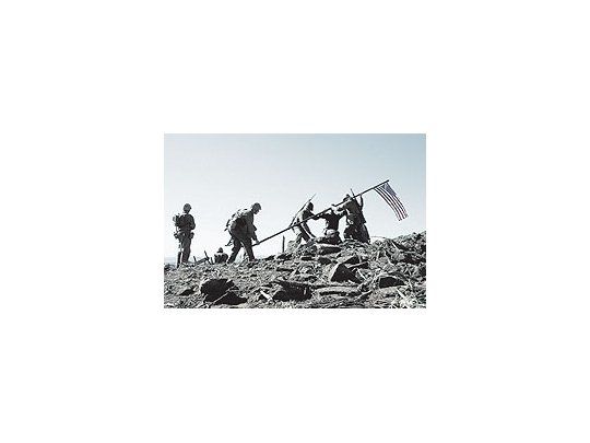 «La conquista del honor» hace un notable examen del camino que va del heroísmo auténticoal usufructo posterior por la propaganda patriótica.