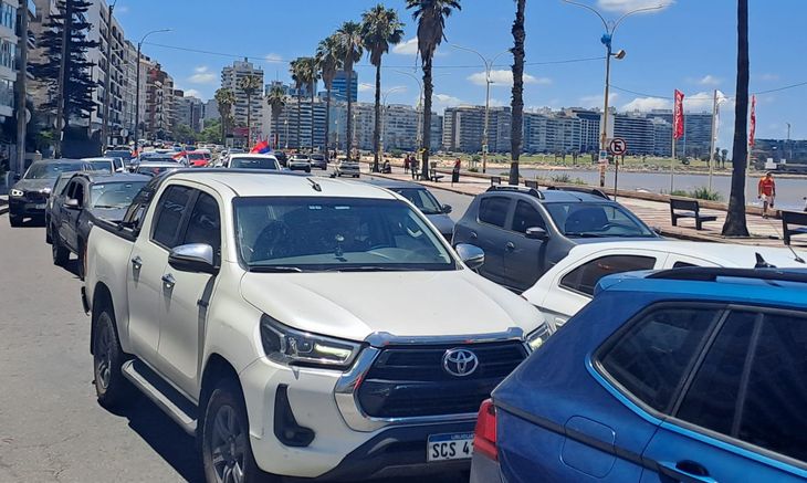 The intense traffic is the protagonist on a sunny and hot election day. The intense traffic is the protagonist on a sunny and hot election day.