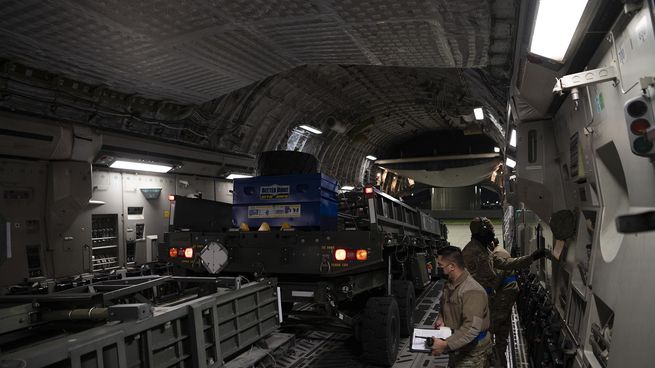 Soldados de Estados Unidos cargan un C-17 Globemaster III para llevarlo a Ucrania.