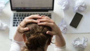 ámbito.com | portrait-of-woman-grabbing-head-at-desk-near-the-laptop.jpg