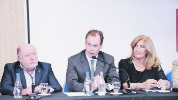 DEFENSA. El exgobernador Jorge Busti, Gustavo Bordet, y la ministra de Gobierno, Rosario Romero, ayer durante el homenaje a los convencionales.