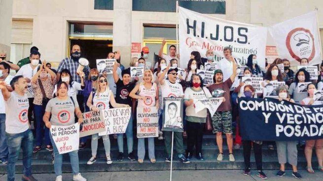 Repudio: militantes y trabajadores se nuclearon en la puerta del hospital Posadas.