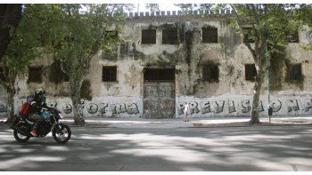 Ubicación. La cárcel de Caseros se encuentra entre la Avenida Caseros, Pichincha, Pasco y 15 de Noviembre en el barrio porteño de Parque Patricios. Allí se instalará el Archivo General de la Nación, la obra está demorada. Foto: Ignacio Petunchi.
