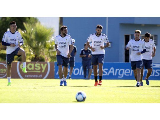 Dieciseis jugadores se entrenaron en el predio de AFA en Ezeiza.