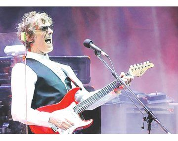 Arriba, el «Flaco» en el recital «Spinetta y las bandas eternas», show de cinco horas en Velez, por el que pasaron todos los músicos con los que tocó durante su vida. Abajo, con sus compañeros del recordado Almendra. Arriba, el «Flaco» en el recital «Spinetta y las bandas eternas», show de cinco horas en Velez, por el que pasaron todos los músicos con los que tocó durante su vida. Abajo, con sus compañeros del recordado Almendra.