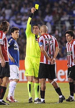 Amarilla. Cuando hubo que meter, Estudiantes no se escondió.