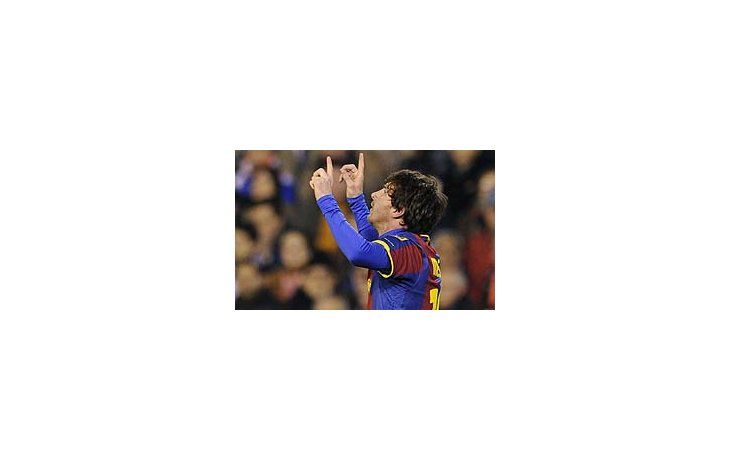 Lionel Messi y su típico festejo mirando al cielo. Es el goleador de la liga española con 27 tantos en 26 encuentros. Inigualable.