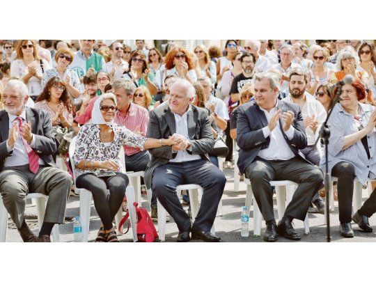 gesto. Lifschitz homenajeó a las víctimas de la última dictadura militar. Luego se reunió con intendentes del PJ.