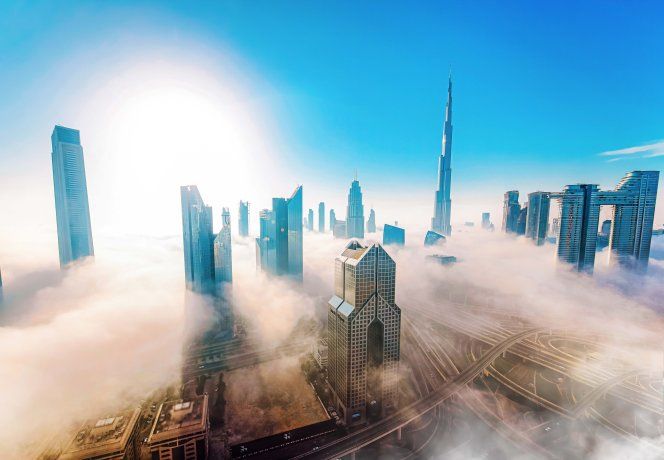 La Burj Khalifa emerge entre la niebla al lado de otros edificios icónicos de Dubai, las inversiones también captan el interés en oficinas, locales comerciales y hotelería