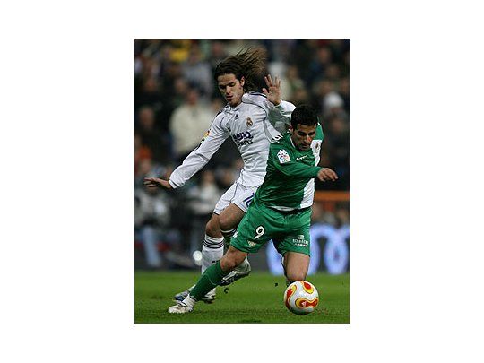 Fernando Gago disputa la pelota con el delantero del Betis