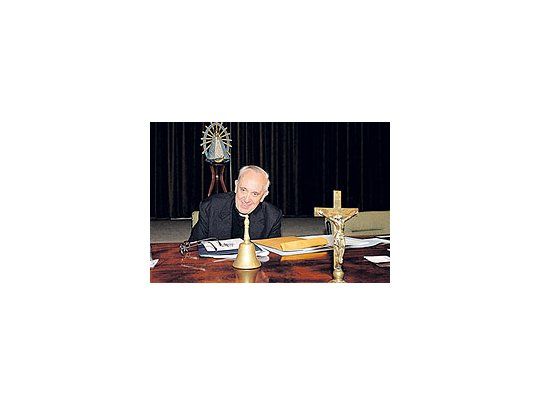 El cardenalJorgeBergoglioencabezóayer unencierro demás denueve horasde la ComisiónPermanentedelEpiscopado.Los obisposle reclamaronal gobiernoque no actúecomo unaparte interesadaen elconflicto conel campo.