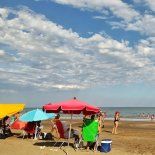 Sombrillas, mar planchado y horizonte abierto: una postal ideal para cortar con la rutina y sumar turismo de costa sin buscar multitudes. Sombrillas, mar planchado y horizonte abierto: una postal ideal para cortar con la rutina y sumar turismo de costa sin buscar multitudes.
