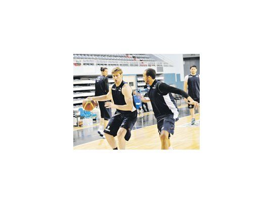 Andrés Nocioni entrenando para Peñarol. Ayer fue presentado en el Milrayitas.