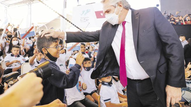 Clases. Alberto Fernández inauguró en La Rioja junto al gobernador Ricardo Quintela el año lectivo. El Presidente busca blindarse con gobernadores en la interna del Frente de Todos y con vistas a la votación sobre el FMI.