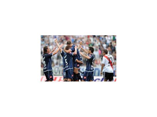 Quilmes salió del descenso. River sufrió una inesperada derrota en la previa del Superclásico.