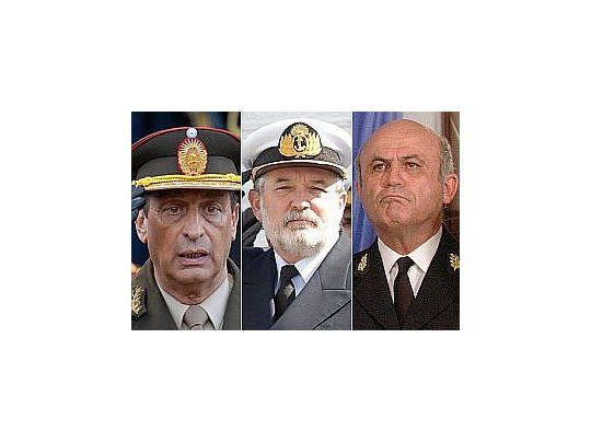 Luis Pozzi (Ejército), Daniel Martín (Armada) y Jorge Chevalier (Fuerza Aérea) fueron pasados a retiro.