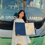 Se gradúa de la UANL y posa con el camión que la acompañó durante su carrera.