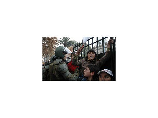 Chile: estudiantes ocuparon la embajada argentina