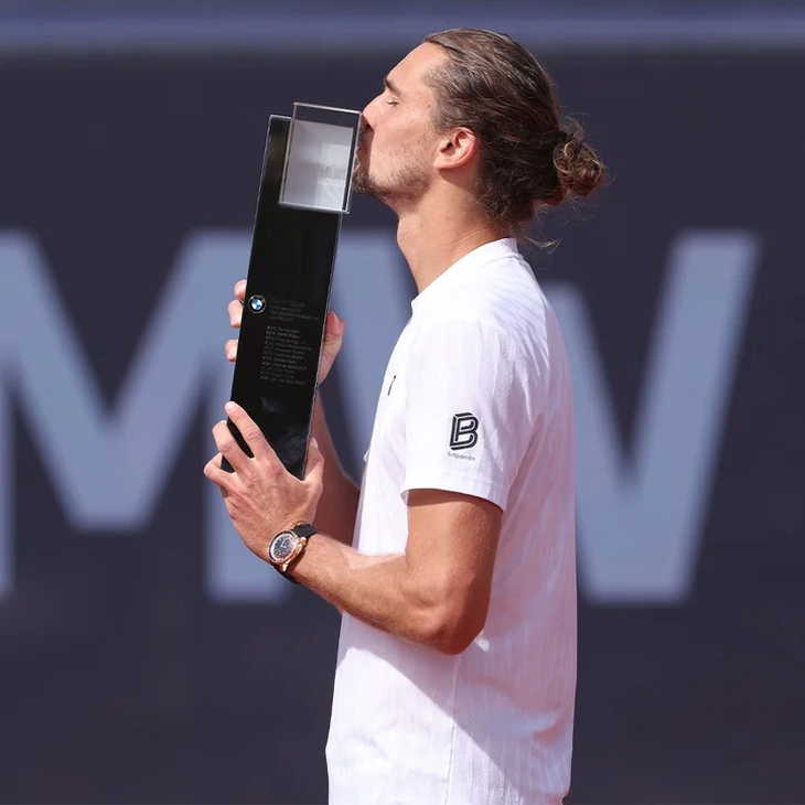 Con un 84 por ciento de puntos ganados con su primer servicio y sin conceder oportunidades de quiebre, el alemán desarmó por completo a Shelton. Foto: NA Con un 84 por ciento de puntos ganados con su primer servicio y sin conceder oportunidades de quiebre, el alemán desarmó por completo a Shelton. Foto: NA