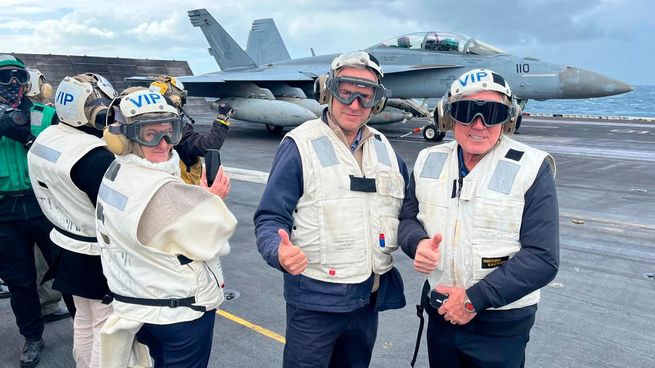 La presencia de Orsi en la cubierta del USS Nimitz fue interpretada por el PIT-CNT como una señal contradictoria con la tradición diplomática del país.