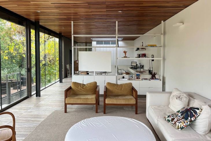 Interior de una vivienda industrializada con diseño contemporáneo, grandes superficies vidriadas y espacios integrados que priorizan la iluminación natural Interior de una vivienda industrializada con diseño contemporáneo, grandes superficies vidriadas y espacios integrados que priorizan la iluminación natural