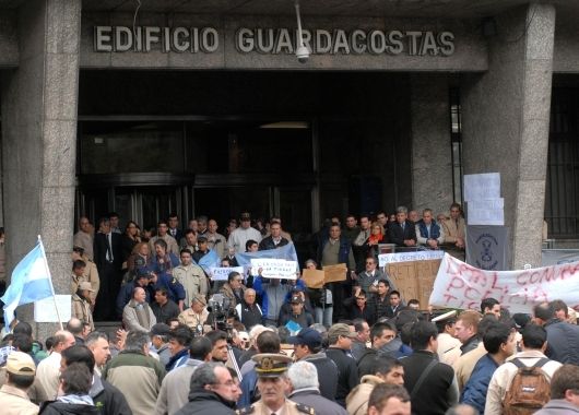 Efectivos de la Prefectura Naval Argentina protestan en el edificio Guardacostas.