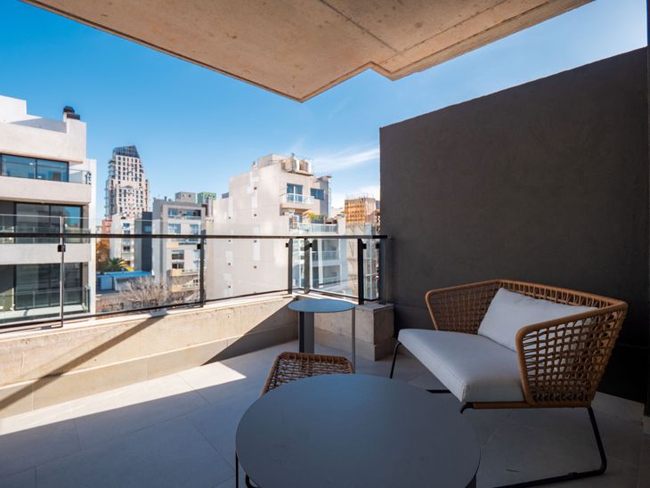 Balcón con vista urbana: los espacios exteriores suman valor y deben mostrarse con encuadres amplios y prolijos Balcón con vista urbana: los espacios exteriores suman valor y deben mostrarse con encuadres amplios y prolijos