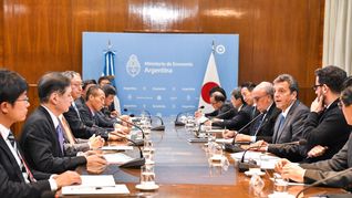 El ministro de Economía y candidato presidencial, Sergio Massa, junto con autoridades japonesas (I