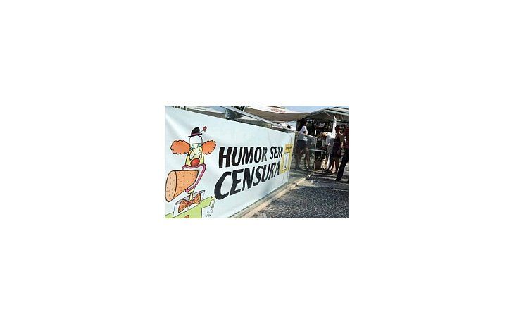 Humoristas marcharon por Copacabana para revertir la medida.