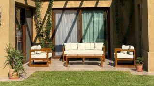 Línea de muebles de PVC pensada para exteriores: soportan sol, lluvia y cambios de temperatura sin perder color ni forma