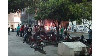 Los manifestantes queman gomas y exigen ser reincorporados.