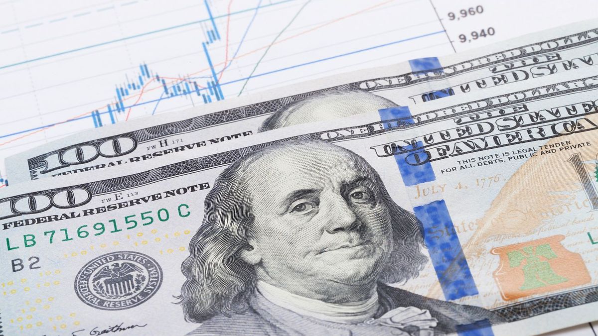 El dólar blue cayó $180 en cinco jornadas y quedó a un paso de los $900