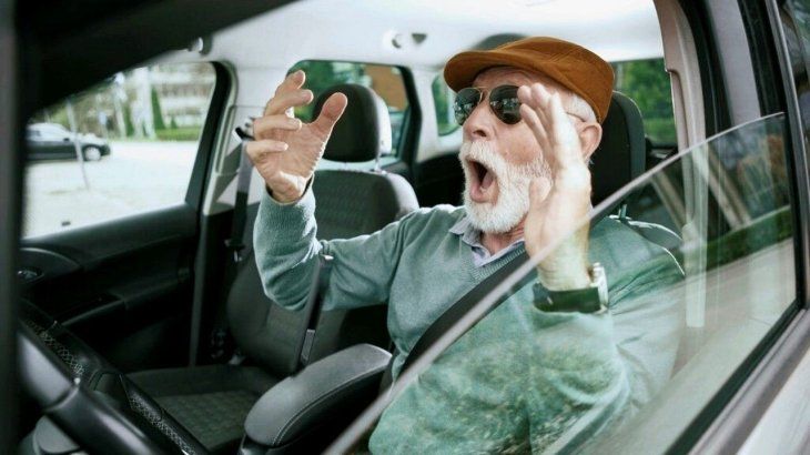 La postura al volante también cumple un papel fundamental. Manos en posición 9:15, brazos levemente flexionados y piernas cómodas son claves para mantener el control y evitar el cansancio.