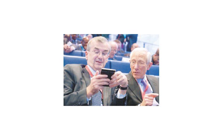 El número dos de la Fed, Stanley Fischer, intercambia datos con  el celular de Francois Villeroy de Galhau (banco central francés).