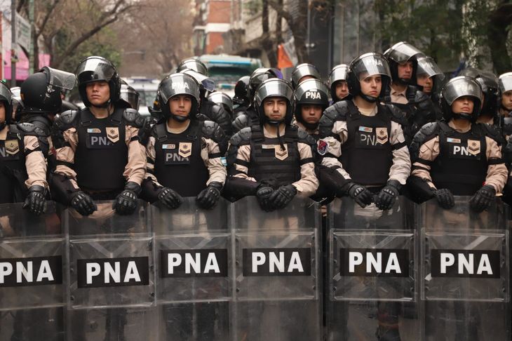 La policía reprimió a manifestantes que protestaban contra la ley Bases. La policía reprimió a manifestantes que protestaban contra la ley Bases.