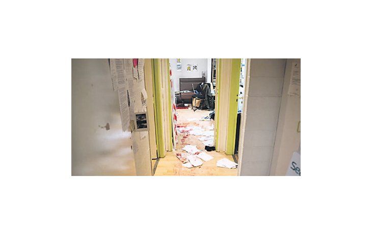 ámbito.com | Se conocieron ayer imágenes del estado de devastación en que quedó la redacción de Charlie Hebdo en París. La sede quedó inutilizada, por lo que los medios franceses le prestarán sus instalaciones y periodistas para mantener viva la publicación.