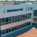 Fundada en Pergamino, Rizobacter es una de las empresas más relevantes del entramado productivo de Bioceres. Fundada en Pergamino, Rizobacter es una de las empresas más relevantes del entramado productivo de Bioceres.