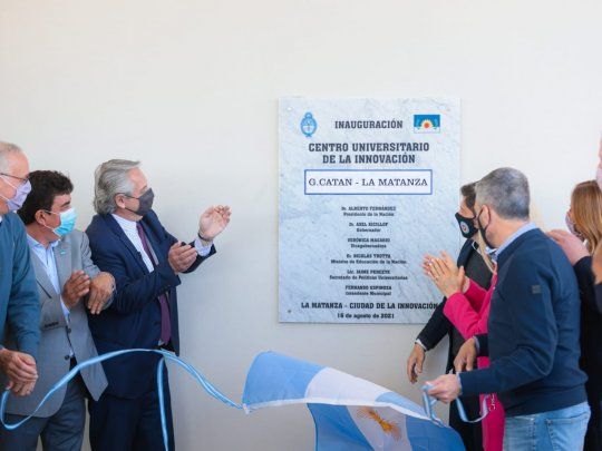 Obras. Daniel Gollán, Fernando Espinoza y Alberto Fernández, ayer en la inauguración de un Centro Universitario.