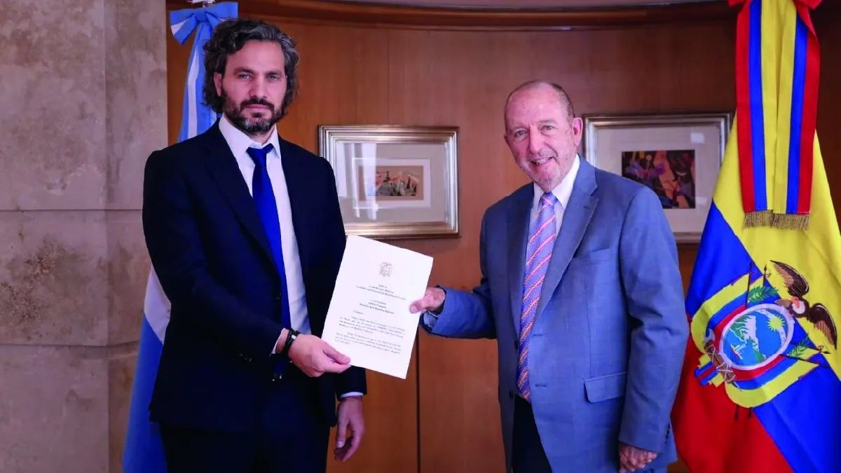 Santiago Cafiero con el embajador ecuatoriano en Argentina, Xavier Alfonso Monge Yoder.