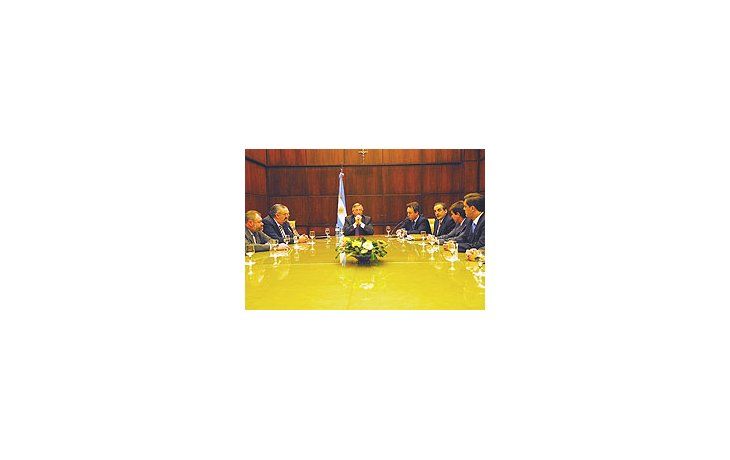 ámbito.com | El presidente Kirchner,junto al ministro MiguelPeirano y al secretario deComercio Interior,Guillermo Moreno,encabezó el encuentrodonde se firmó un nuevoacuerdo de precios conproductores dealimentos.