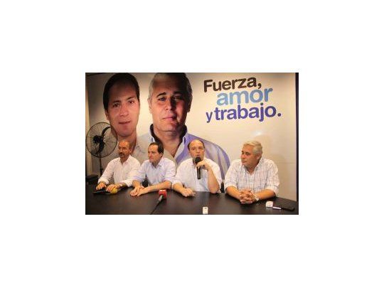 El candidato a diputado nacional del FpV, Carlos Rubín, durante una conferencia de prensa por el resultado de las elecciones legislativas.